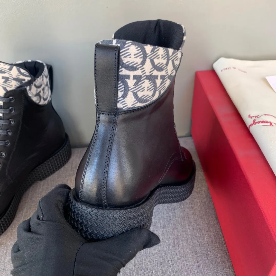 [Ferragamo] Top P: 1000💰 Number of yards: 39~44 (38.45 custom-made, non-returnable) Ferragamo winter series, original 1:1 development, casual men's short boots. Made with heavy investment, shoes and boots are made of imported cowhide + imported Ferragamo special fabric. Black cowhide lining that is not easily deformed. Wear-resistant rubber outsole, black cowhide, black open edge beads, black frosted, brown suede. Factory craftsmanship, perfect products are only prepared for you who know taste! Any comparison is welcome!